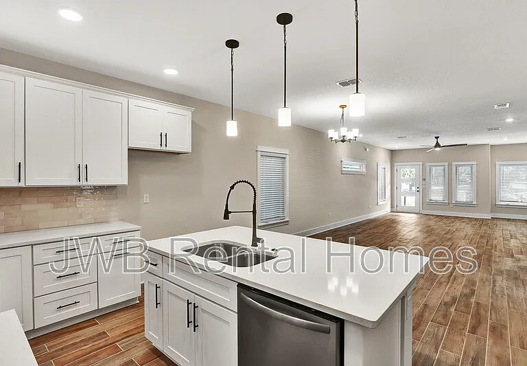 218 E 2nd St — Photo 4