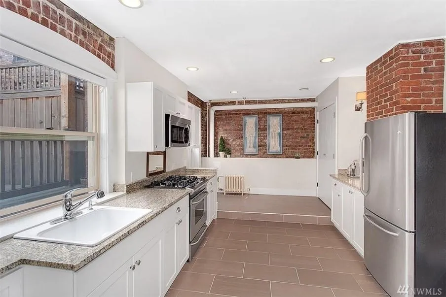 South facing kitchen with gas cooking and pantry, exposed brick - 117 John St #0