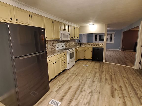 3rd image of 70 Crescent View Ave