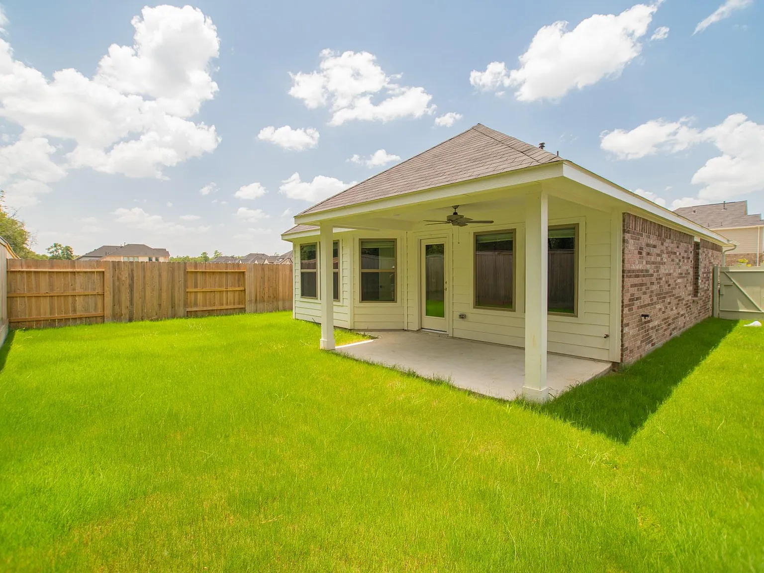 3 bed, 2.0 bath, 1377 sqft, $2,300 — Photo 4