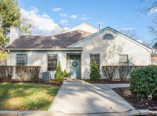 6 Eakens Ct, Mahwah, NJ 07430