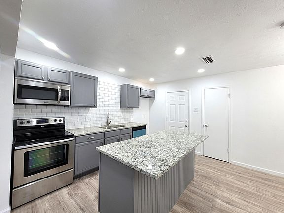 5th image of 419 Blanco St