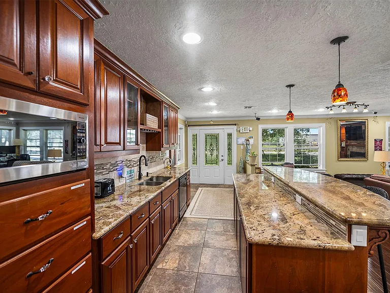 18718 Vickers Rd — Photo 3