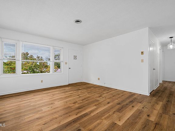 5th image of 112 Evergreen Rd