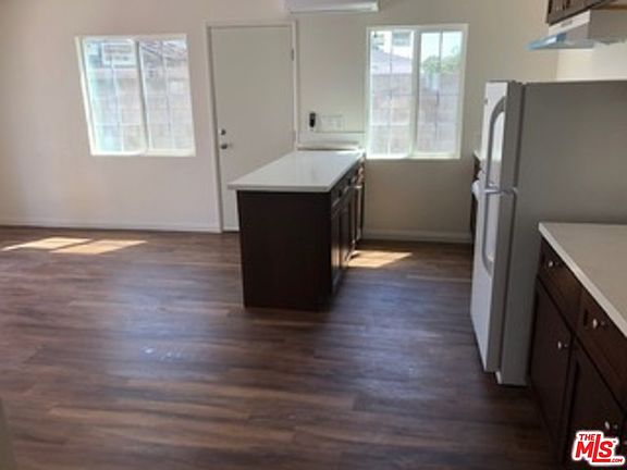 4th image of 11066 Oxnard St
