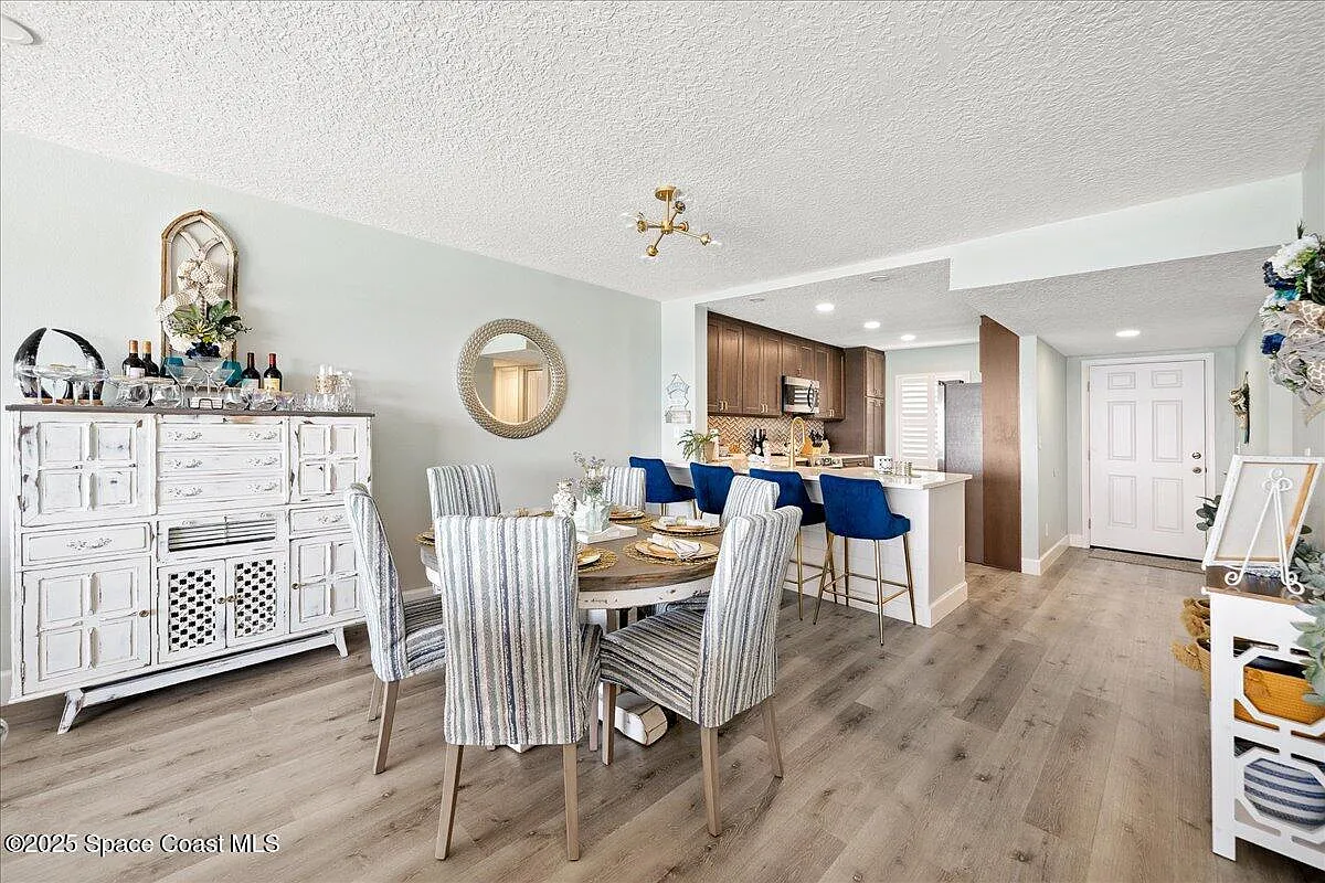 2 bed, 2.0 bath, 1337 sqft, $3,900 — Photo 3