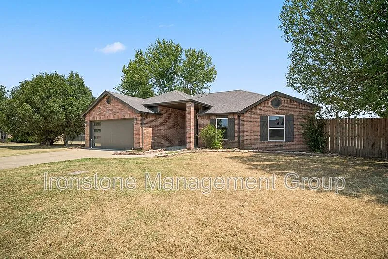 5 bed, 2.0 bath, 2180 sqft, $3,000 — Photo 2