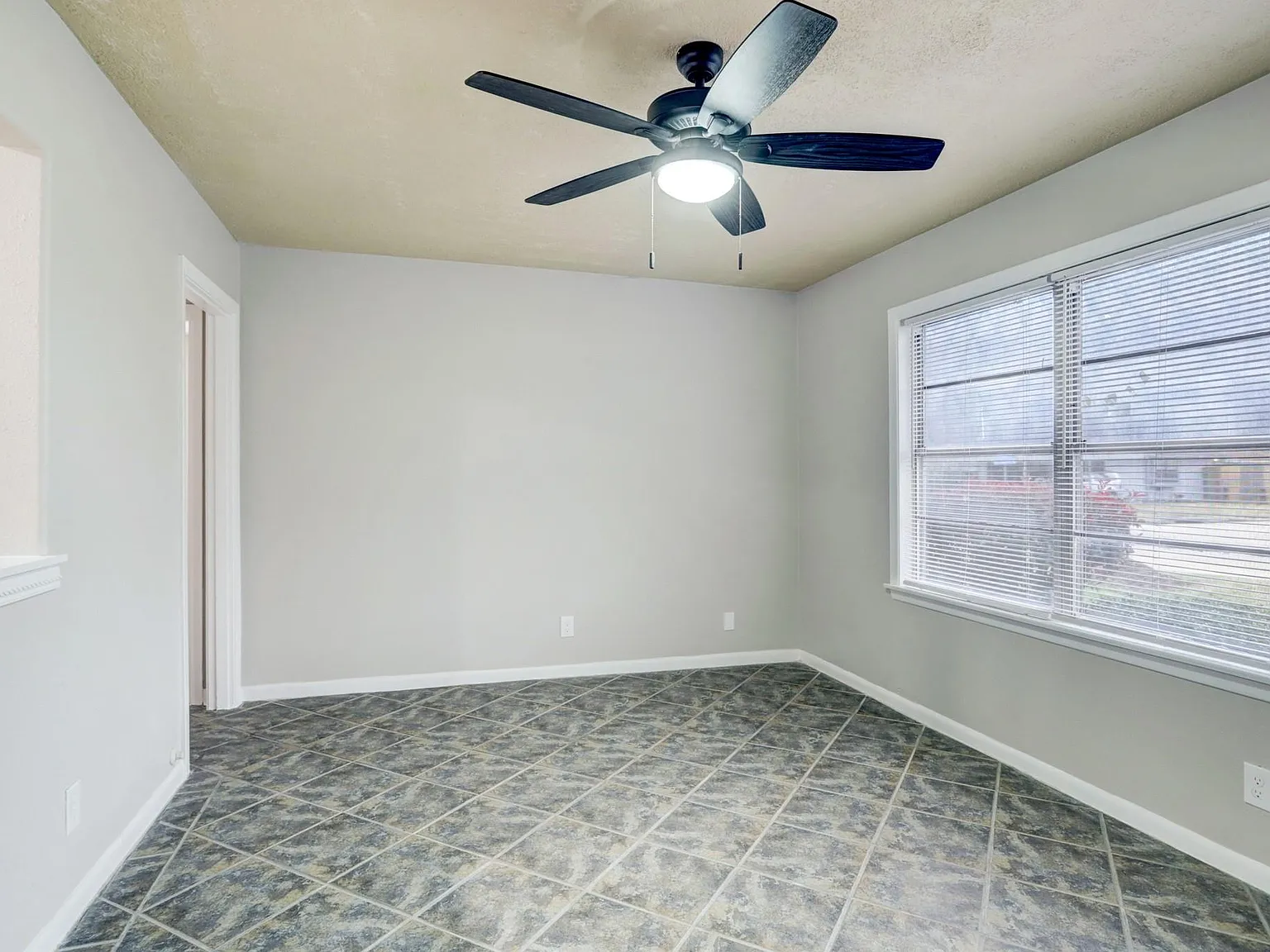 3 bed, 1.0 bath, 1030 sqft, $1,575 — Photo 2
