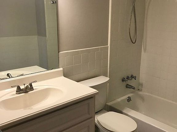 5th image of 616 Broadmoor Dr APT D