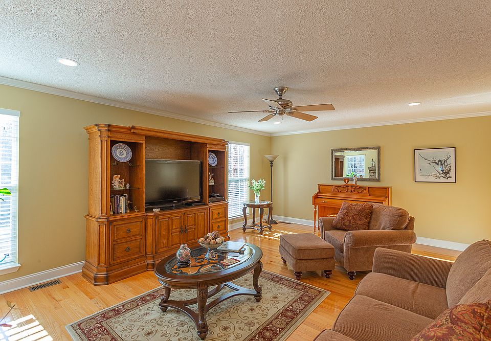 1st image of 40 Autumn Wood Dr