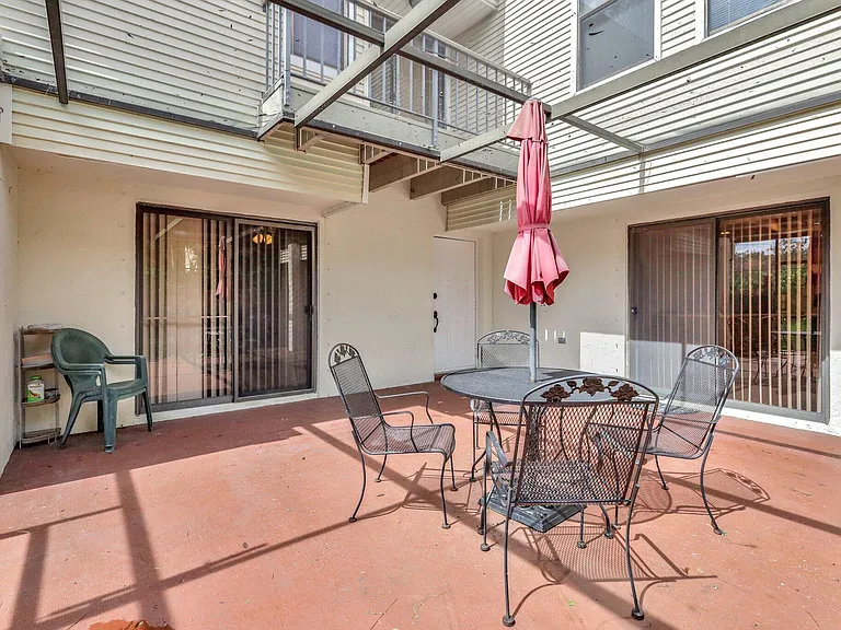 1558 Shaker Cir — Photo 27