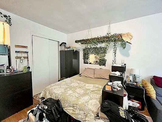 3rd image of 515 E 6th St APT B5