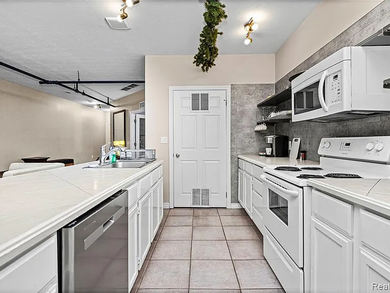 207 N Main St #B — Photo 15