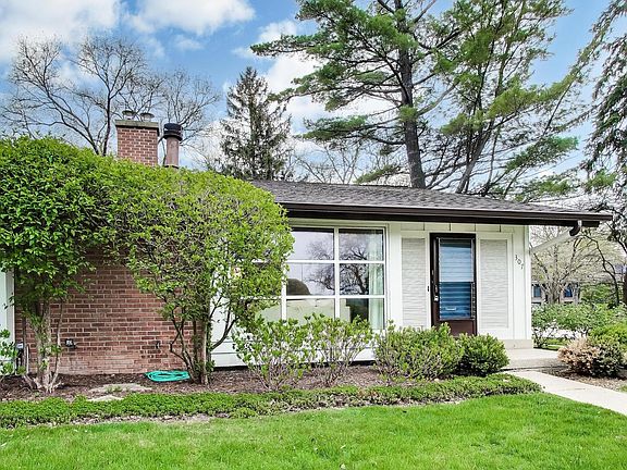 3rd image of 307 Crestwood Vlg