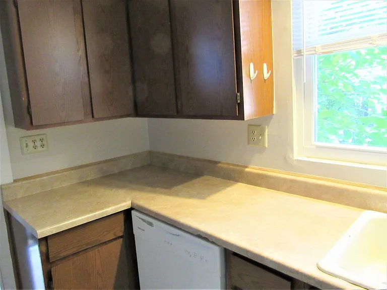 Kitchen-looking left