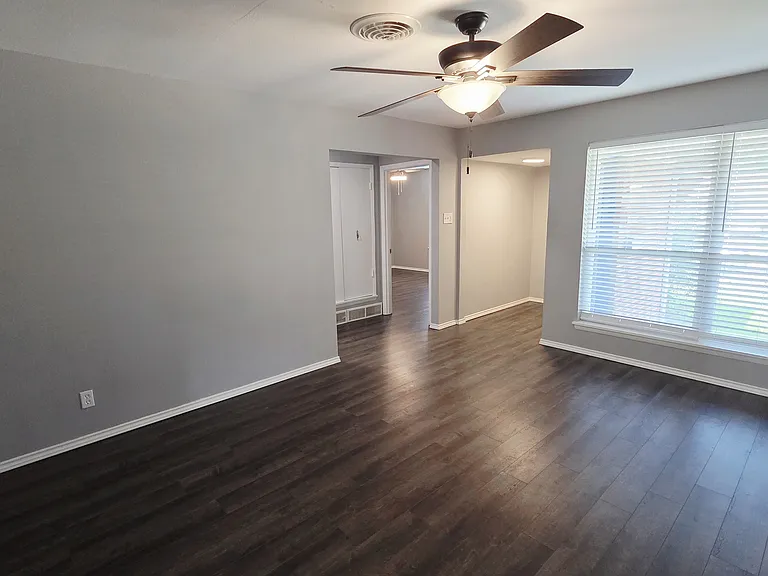 305 Dublin Dr — Photo 2