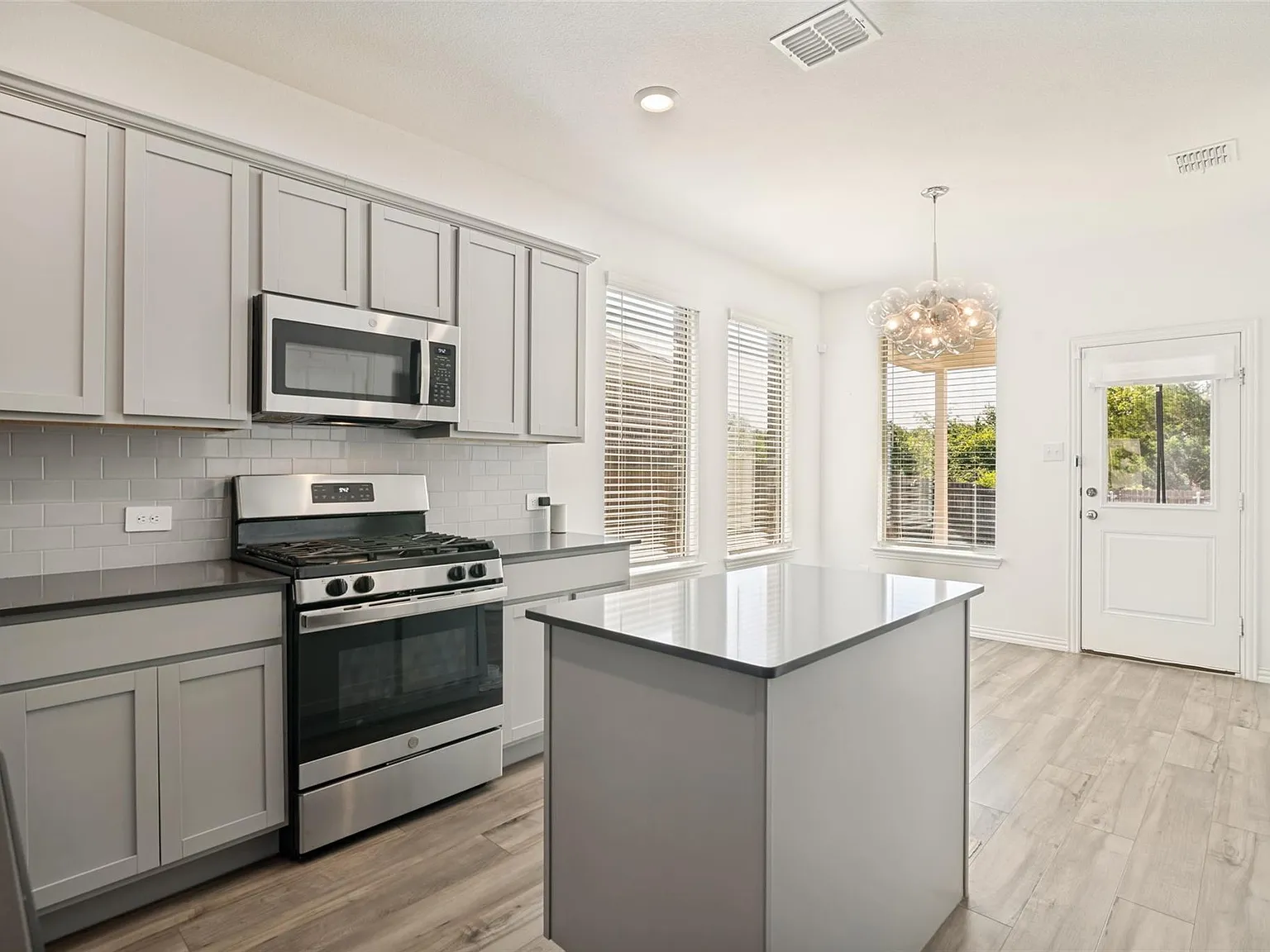 3 bed, 1281 sqft, $1,900 — Photo 2