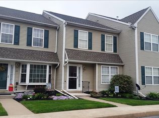 27 Horseshoe Dr, Douglassville, PA 19518