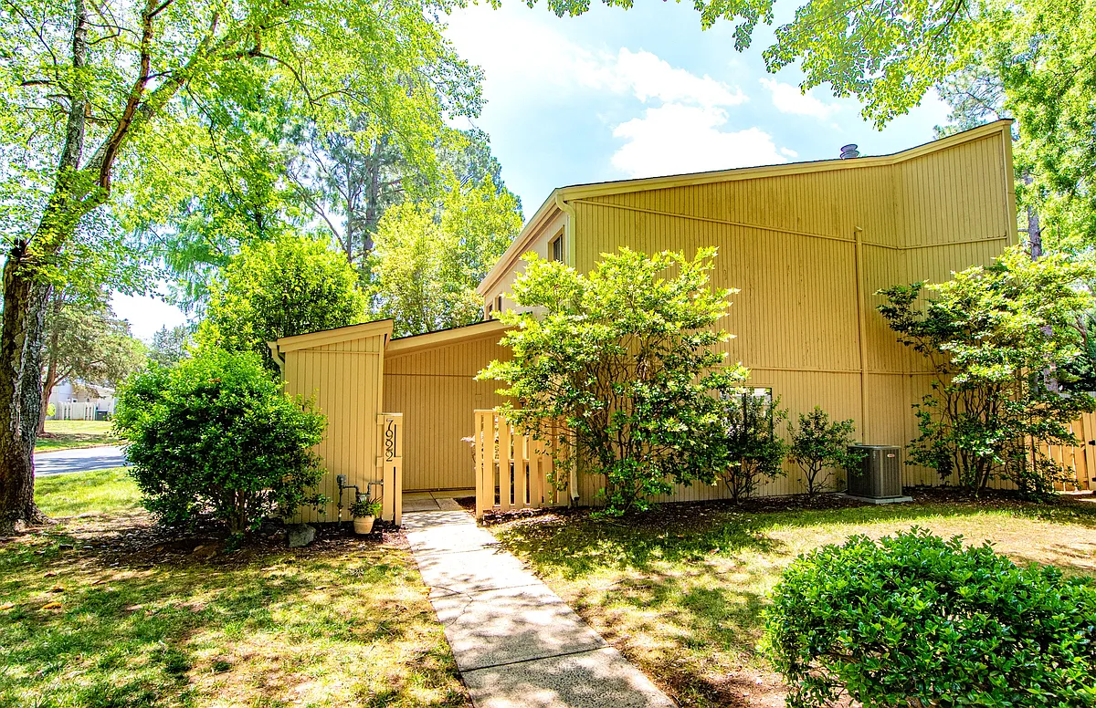 Building Photo - 7922 Horse Chestnut Ln