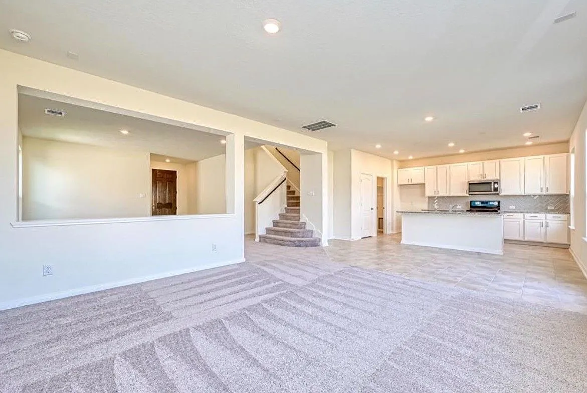 3 bed, 2.5 bath, 2300 sqft, $2,500 — Photo 2