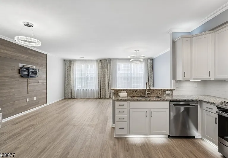 612 Lopez Ln — Photo 3
