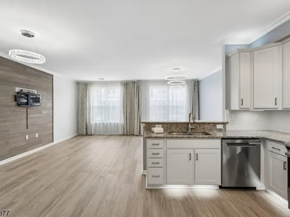 612 Lopez Ln, Morris Plains, NJ 07950