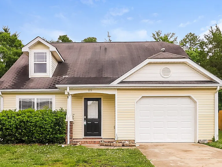 814 Oakshire Cir — Photo 1