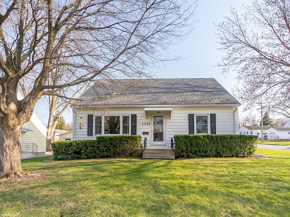 1022 W 7th St, Cedar Falls, IA 50613 Zillow
