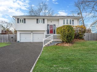 18 Roslyn Ct, East Patchogue, NY 11772