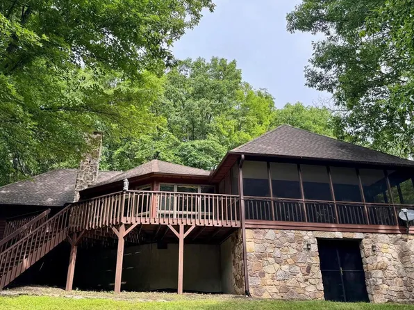 355 Sandstone Ln, Berkeley Springs, WV 25411