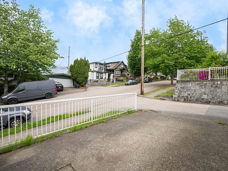 4502 Nanaimo St #MAIN — Photo 16
