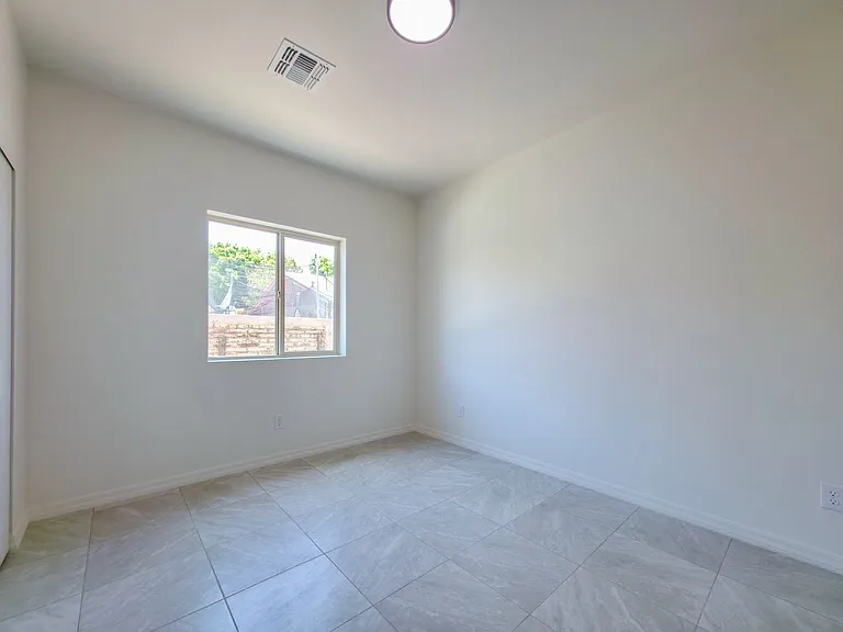 347 E George St — Photo 20
