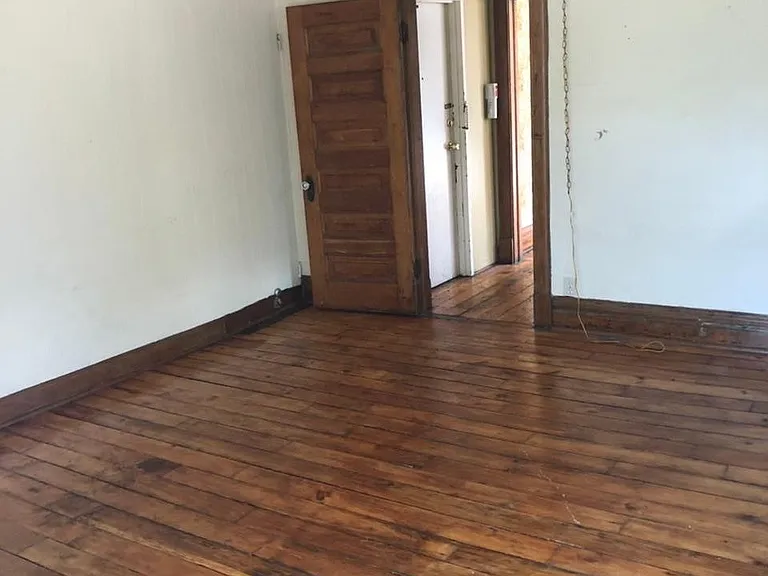 Living room/bedroom area photo 2