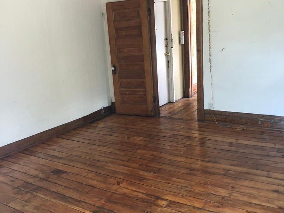 Living room/bedroom area photo 2