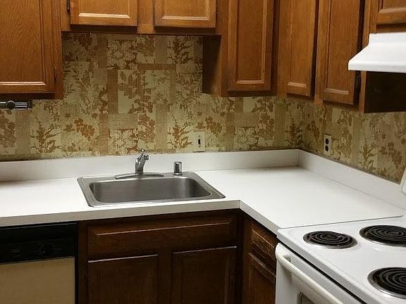 Kitchen with all Appliances and Garbage Disposal
