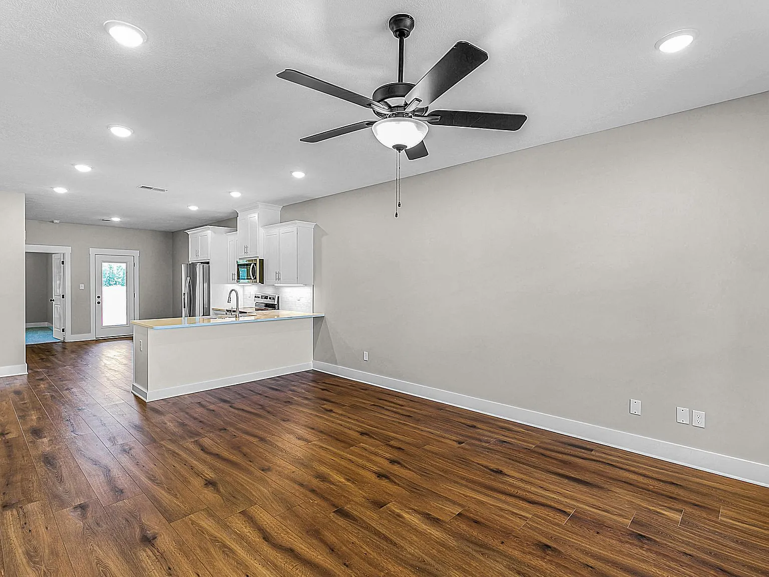 3 bed, 1150 sqft, $1,800 — Photo 2
