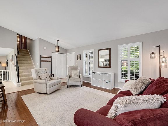 4th image of 1061 Valley View Dr