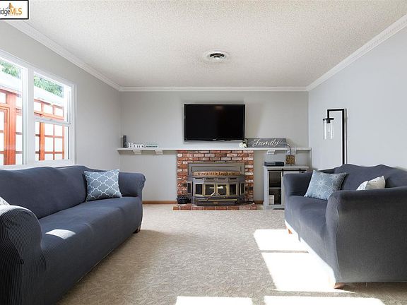 3rd image of 969 Cayuga Dr