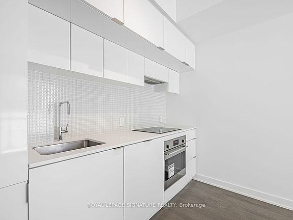 3rd image of 185 Roehampton Ave #615