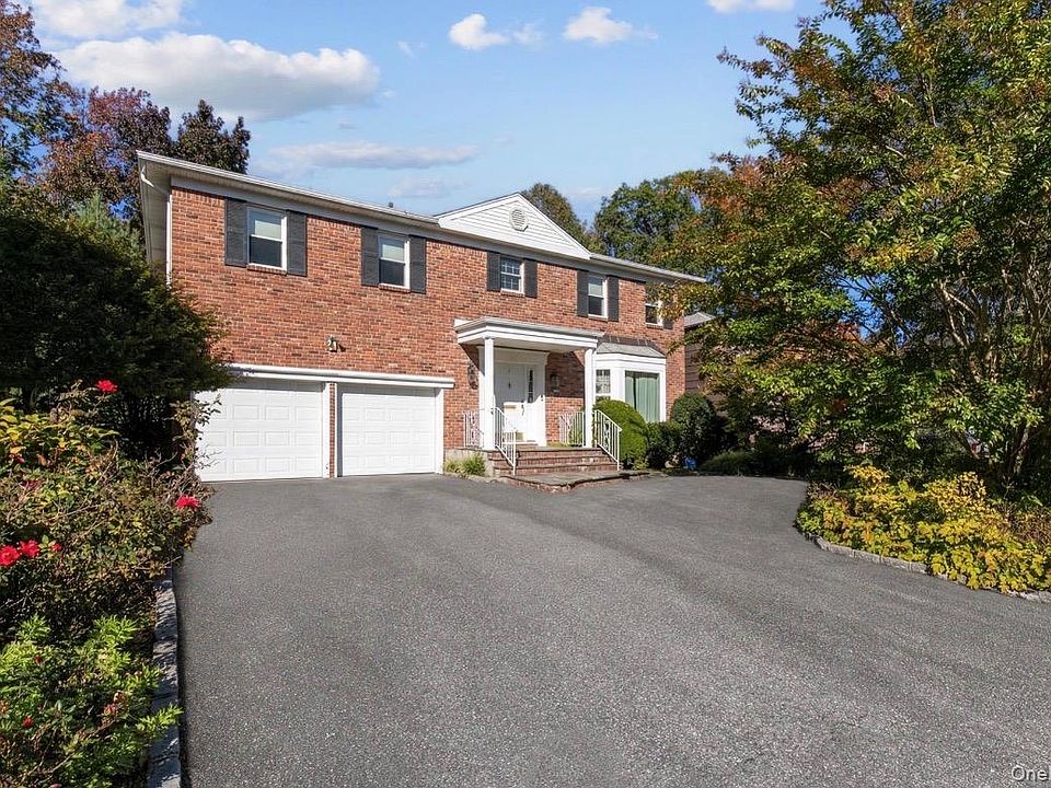1st image of 6 Pin Oak Drive