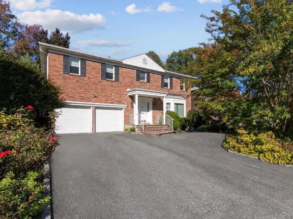 6 Pin Oak Drive, Roslyn, NY 11576