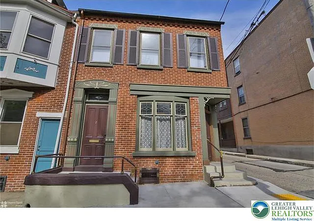 325 N 8th St #1 — Photo 1
