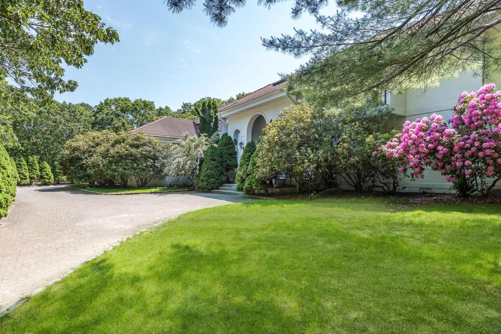  Private driveway leading to front entrance