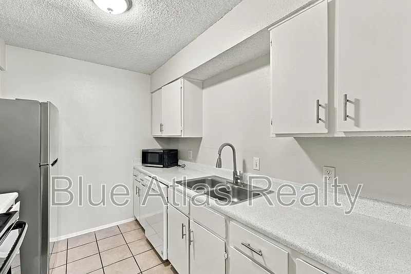 2 bed, 1.0 bath, 900 sqft, $1,275 — Photo 4