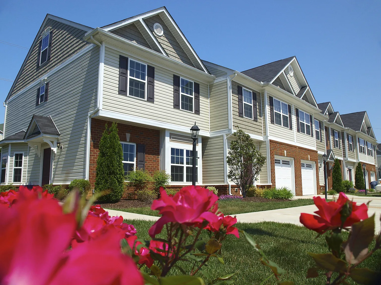 Rivermont Crossing Townhomes & Apartments — Photo 2