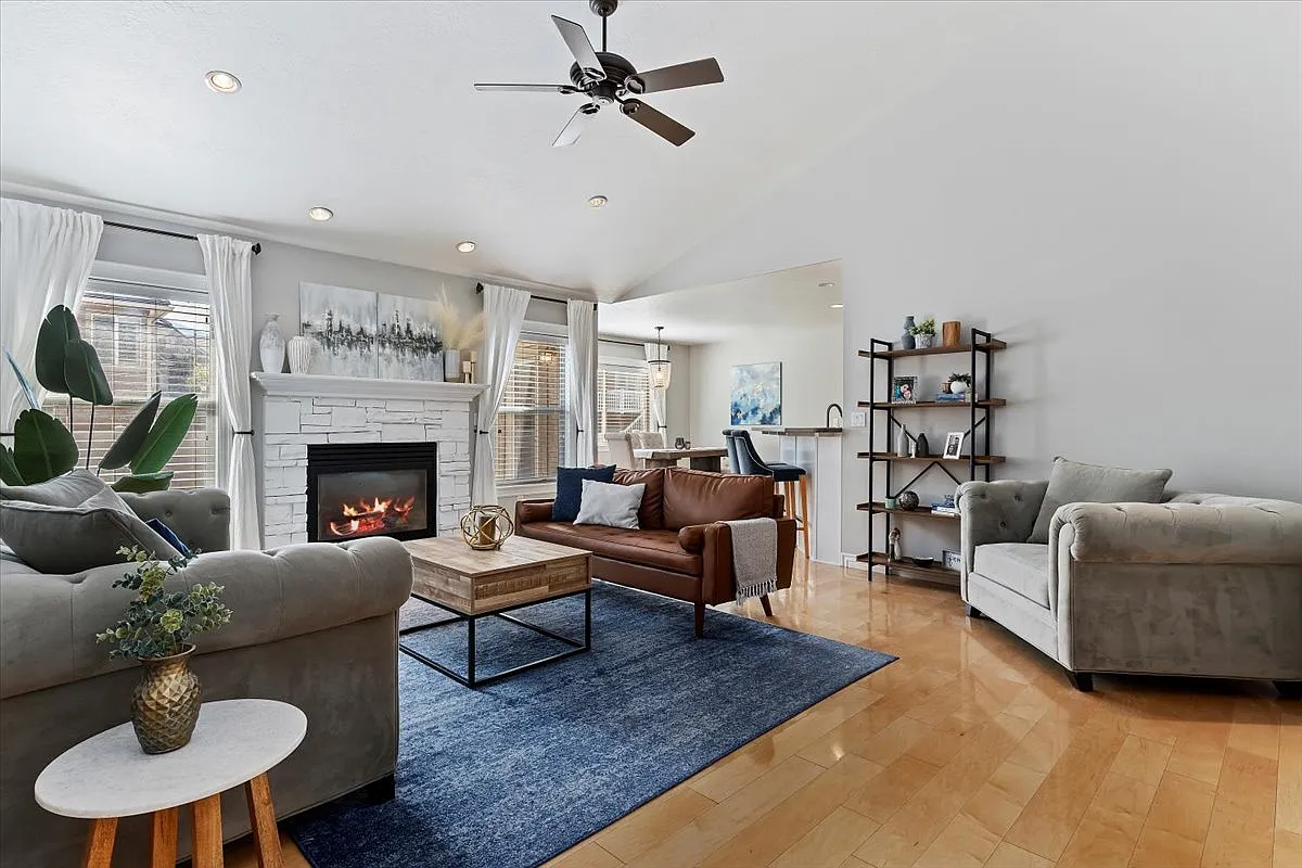 7 bed, 3224 sqft, $3,800 — Photo 2