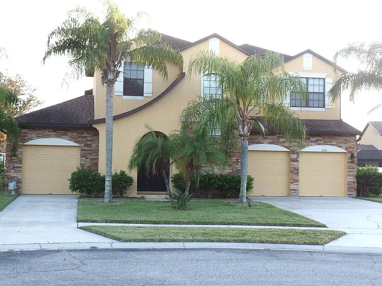 3240 Pineapple Isle Dr — Photo 1