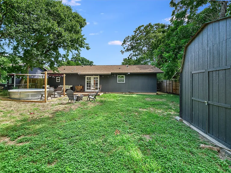805 Eberhart Ln — Photo 19
