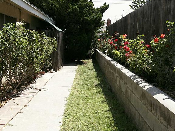 Single level; large lot