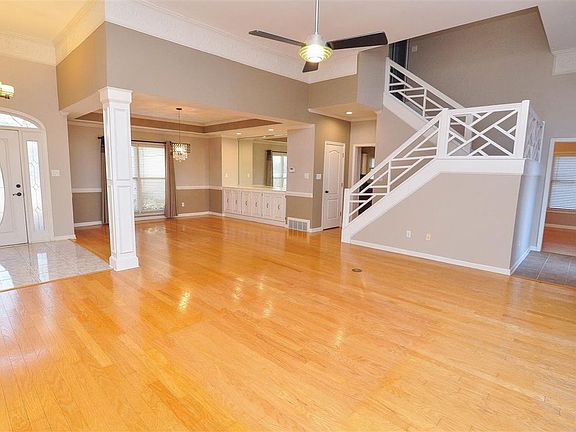 2nd image of 7605 Thorn Tree Ln